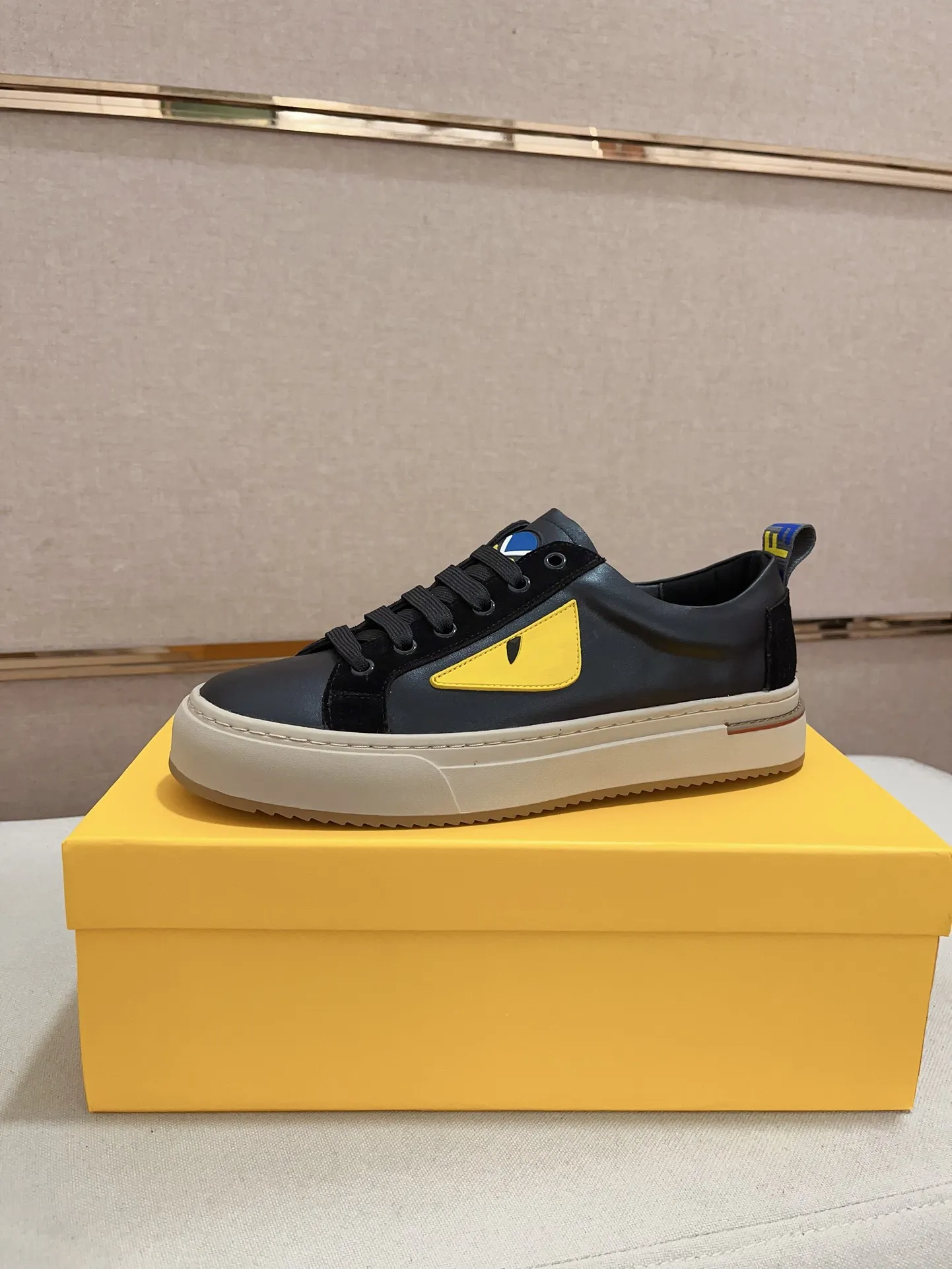 Men's shoes💰: 400💰[Fendi] Fendi's latest casual shoes for men! Available at counters simultaneously! A one-to-one replica of the original. All imported official website one-to-one cowhide fabric. The interior is made of top-grade sheepskin, and the original factory-supplied rubber outsole is used. Leading new fashion concepts. Matching code: 38-44. (can be customized for 45 non-refundable)